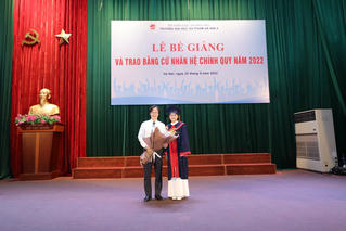 Trường ĐHSP Hà Nội 2 tổ chức Lễ Bế giảng và trao bằng cử nhân hệ chính quy năm 2022