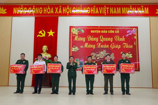 Lãnh đạo tỉnh Quảng Trị thăm, chúc Tết quân và dân huyện đảo Cồn Cỏ