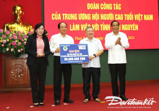 Tặng quà người cao tuổi có hoàn cảnh khó khăn ở Thái Nguyên