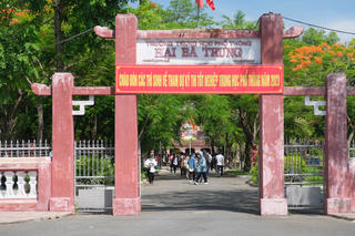 Sau vụ nữ giáo viên bị đồng nghiệp cầm tay đẩy ra khỏi lớp: Hiệu trưởng bị kỷ luật, xin nghỉ việc trước tuổi