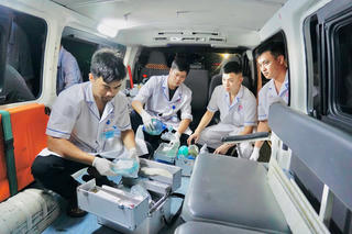 Bão Wipha sắp vào đất liền, diễn biến phức tạp