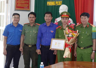Bình Thuận: Chiến sĩ Cảnh sát PCCC được tặng Huy hiệu ‘Tuổi trẻ dũng cảm’