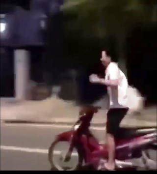 Quảng Nam: Truy tìm thanh niên điều khiển xe máy buông cả 2 tay