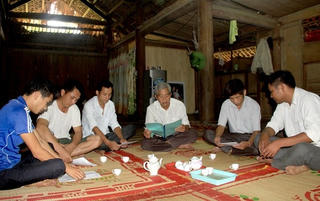 Người có uy tín - 'cánh tay' nối dài của chính quyền địa phương