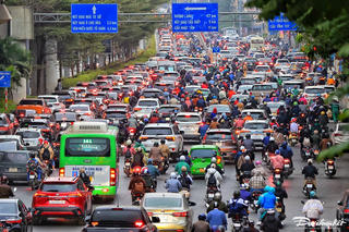 Đường phố Hà Nội ùn tắc, người dân chật vật đi làm trong ngày đầu sau kỳ nghỉ Tết