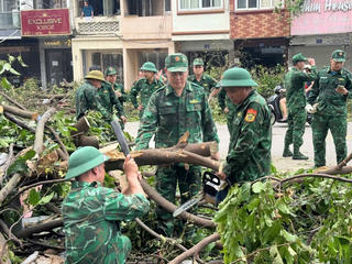 Đại tướng Phan Văn Giang gửi thư động viên cán bộ, chiến sĩ đang ngày đêm chống bão lũ