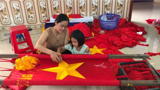 Những bàn tay thêu cờ Tổ quốc