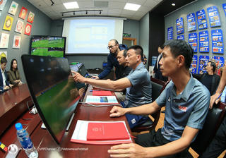 V.League bất ngờ tập huấn trọng tài VAR