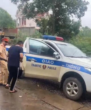 Phú Thọ: Công an dùng xe chuyên dụng đưa một học sinh đến điểm thi kịp thời