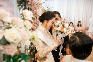 Khánh Thi khóc nức nở trong hôn lễ