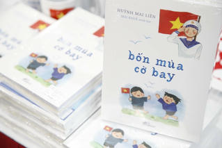 'Bốn mùa cờ bay': Lời thơ gửi đảo xa