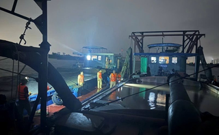 CSGT Hà Nội mật phục bắt 'cát tặc' lúc rạng sáng trên sông Hồng