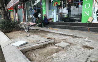 'Lộ' nhiều vấn đề trong việc lát đá vỉa hè Hà Nội