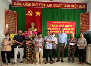 Trao tặng thẻ BHYT cho người có hoàn cảnh khó khăn