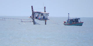 Nhọc nhằn nghề đáy hàng khơi