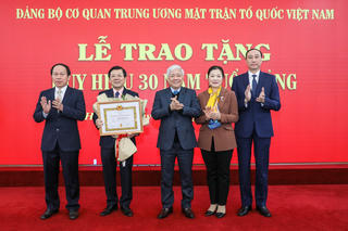 Trao tặng Huy hiệu 30 năm tuổi Đảng cho Phó Chủ tịch Nguyễn Hữu Dũng