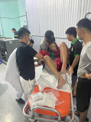 TP HCM: Công an giải cứu nạn nhân bị kẹt tay vào máy trộn