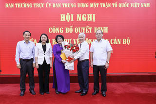 Trao quyết định nghỉ hưu trước tuổi đối với bà Tô Thị Bích Châu