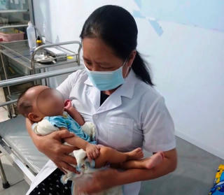 Tìm thân nhân cháu bé bị bỏ rơi trước cổng nhà người dân