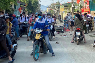 2 xe máy đấu đầu khiến 1 người chết, 4 người bị thương 