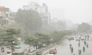 Thủ đô Hà Nội sáng sớm có sương mù, trời rét