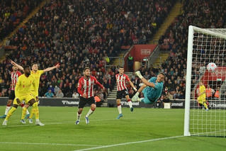Đánh bại Southampton, Liverpool áp sát Man City