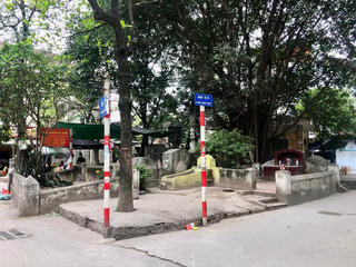 [ẢNH] Hi hữu 'phố nghĩa địa' giữa lòng Hà Nội