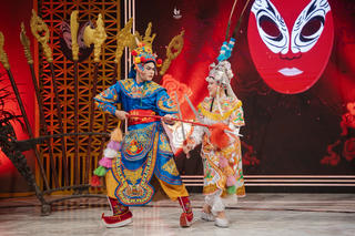 Vợ chồng NSƯT Lộc Huyền - Mạnh Linh: Yêu nhau từ sân khấu