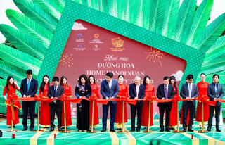  'Happy Tết' diệu kỳ trên đường hoa Home Hanoi Xuan 2023