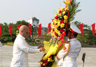 Chủ tịch Ủy ban Bảo vệ Cách mạng Cuba dâng hoa tại Tượng đài Chủ tịch Hồ Chí Minh với nhân dân Quảng Bình