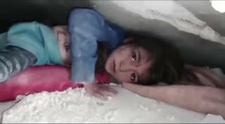 Một bé gái che chở cho em suốt 36 giờ khi kẹt dưới đống bê tông