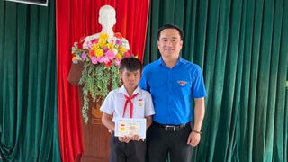 Trao huy hiệu Tuổi trẻ dũng cảm cho học sinh lớp 4 cứu hai người