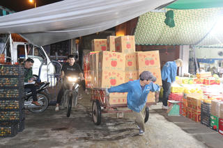 Trắng đêm mưu sinh ở chợ đầu mối những ngày cận Tết