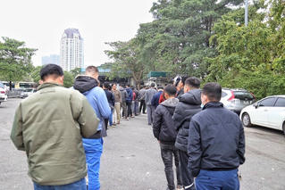 Cắt cử người thân đi xếp hàng nhận phiếu hẹn đăng kiểm