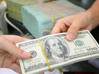 Ngày 18/4: Tỷ giá USD trong nước bật tăng