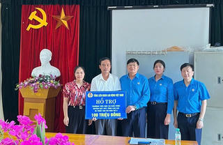 Tổng LĐLĐ Việt Nam trao 2 tỷ đồng hỗ trợ Lào Cai khắc phục thiệt hại do mưa lũ