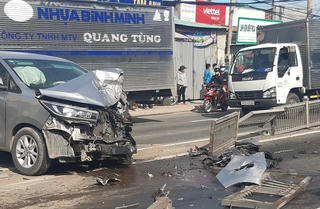 Ô tô 7 chỗ chở thuốc lá lậu gây tai nạn liên hoàn