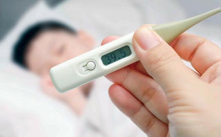 Trẻ sốt co giật: Phụ huynh nên làm gì?