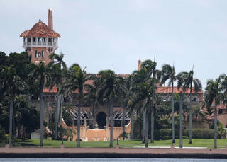 FBI khám xét khu nghỉ dưỡng của ông Trump