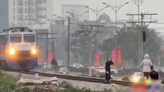 Xác minh 2 phụ nữ 'thả dáng' trên đường ray khiến tàu hỏa phải phanh gấp