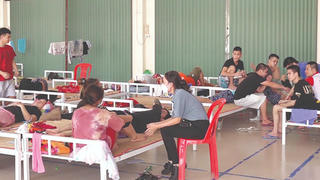 Vỡ mộng ‘việc nhẹ lương cao’