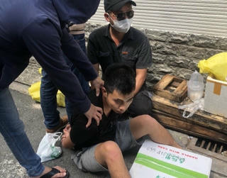 Bắt quả tang đối tượng nhận thùng quạt gió, bên trong có chứa 8 bánh heroin