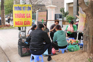 Đoạn vỉa hè Nguyễn Chí Thanh bị chiếm dụng sau 2 tháng chỉnh trang 