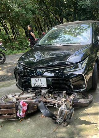 Bình Dương: Nữ tài xế lái ô tô ủi xe máy đi gần hai cây số mới dừng lại