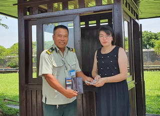 Nữ du khách xúc động nhận lại tài sản đánh rơi khi đến Huế tham quan