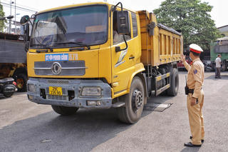 Chặn 'những binh đoàn' xe quá tải