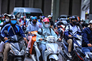 Người dân Hà Nội đón đợt không khí lạnh diện rộng đầu tiên