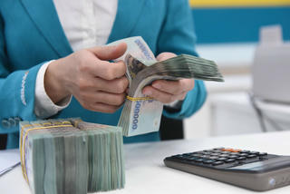 Tín dụng, nới ra hay siết lại?
