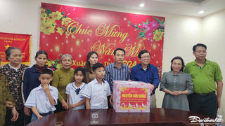 Phó Chủ tịch Nguyễn Hữu Dũng tặng quà Tết cho trẻ em và người yếu thế ở Quảng Bình
