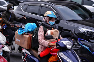 Người dân rời Hà Nội về quê, đường phố lại ùn ứ kéo dài